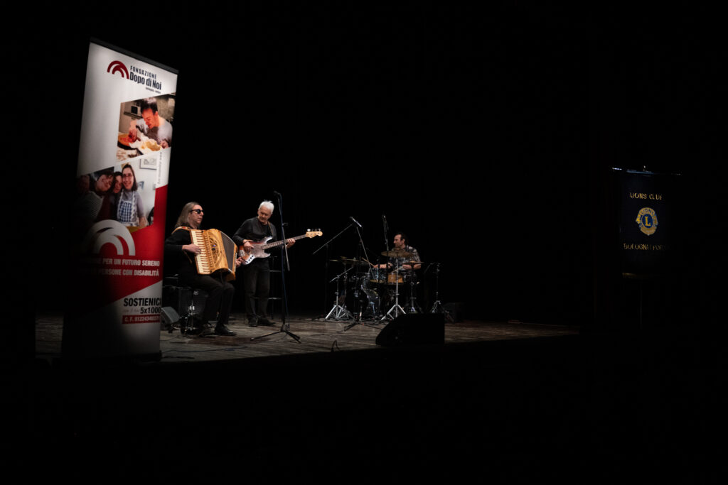 Massimo Tagliata, fisarmonica, Felice Del Gaudio,, basso, Lele Veronesi sul palco per un concerto a favore della Fondazione Dopo di Noi