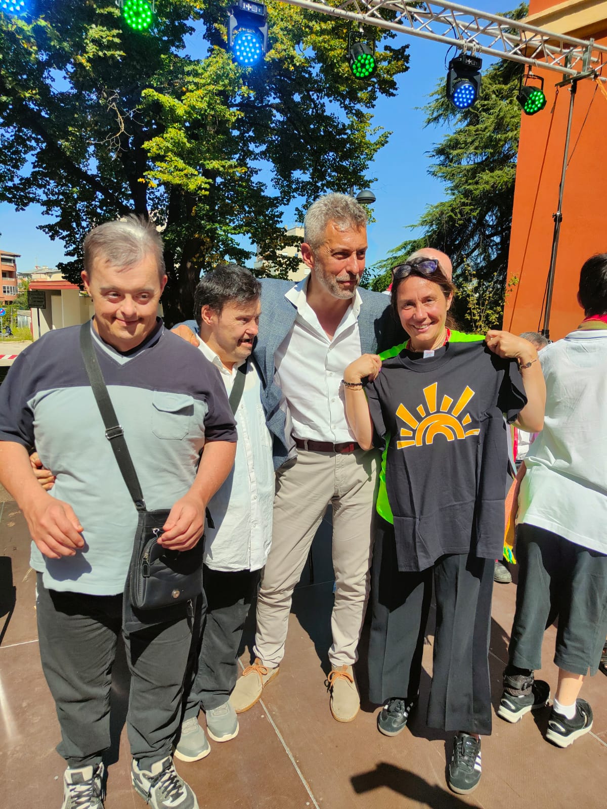 È un cambio di prospettiva radicale. Non basta moltiplicare prestazioni, erogare servizi, aprire strutture. Serve un progetto di vita, costruito con anticipo, che accompagni la persona con disabilità e la sua famiglia in un percorso graduale verso autonomia dai genitori  e un abitare possibile.