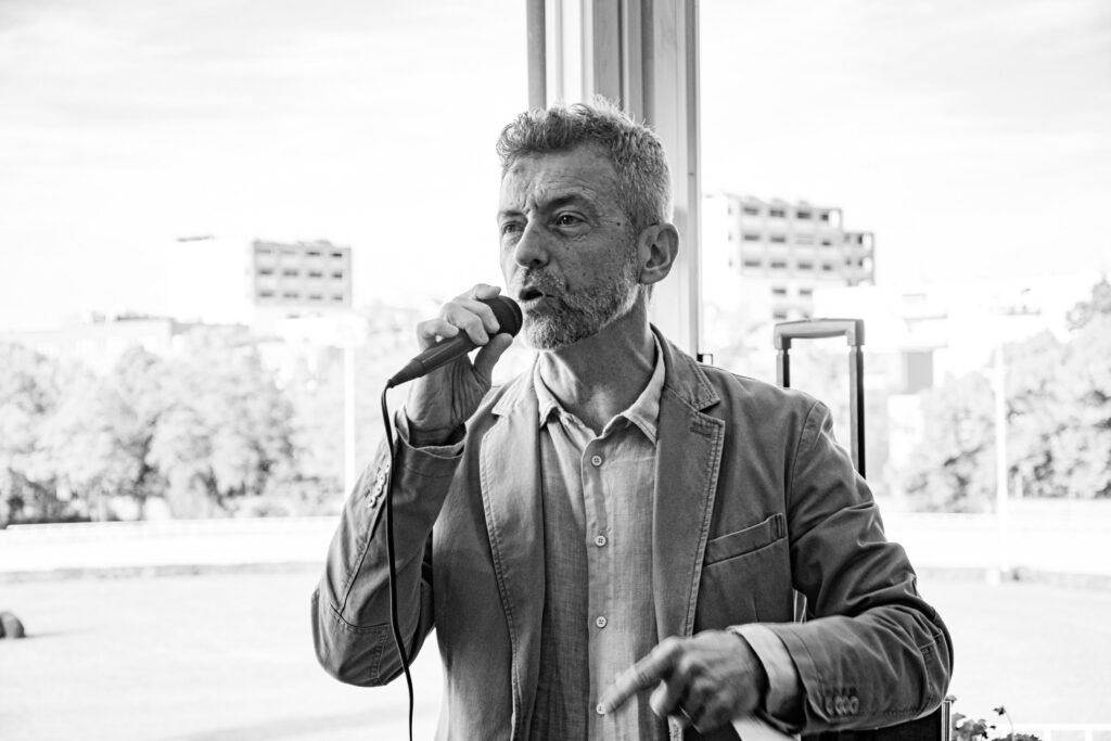 La Fondazione Dopo di Noi Bologna ETS continua il proprio impegno nella formazione e nella diffusione della cultura del “durante e dopo di noi”, portando in tutta Italia oltre 25 anni di esperienza accanto alle famiglie.
Dai webinar ai percorsi rivolti agli operatori, cresce il riconoscimento del ruolo della Fondazione come punto di riferimento sui temi del progetto di vita e dell’autonomia.